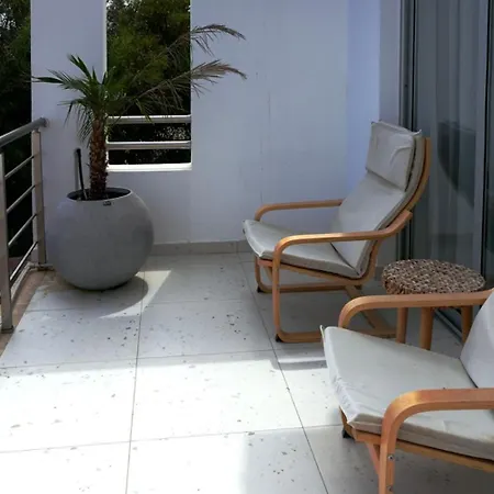 Spacious Two-bedroom With Sea View B3 شقة *