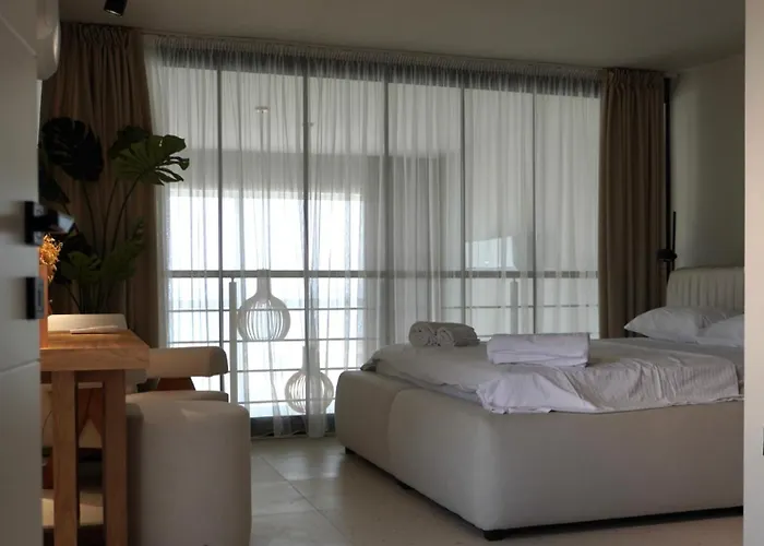 Spacious Two-bedroom With Sea View B3 شقة