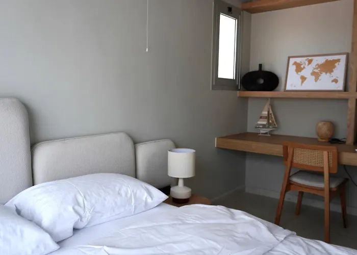 Spacious Two-bedroom With Sea View B3 شقة *