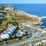 Spacious Two-bedroom With Sea View B3 דירה *