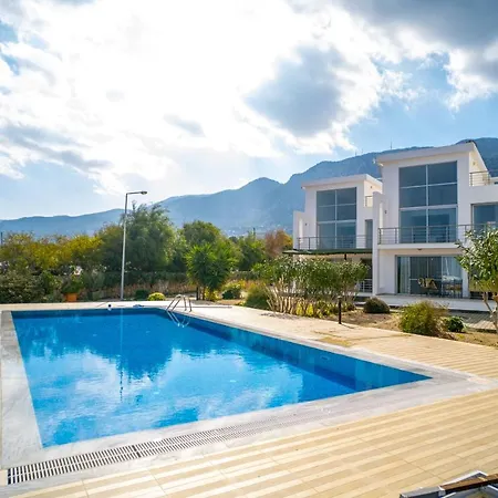 Spacious Three-bedroom With Sea View A3 *