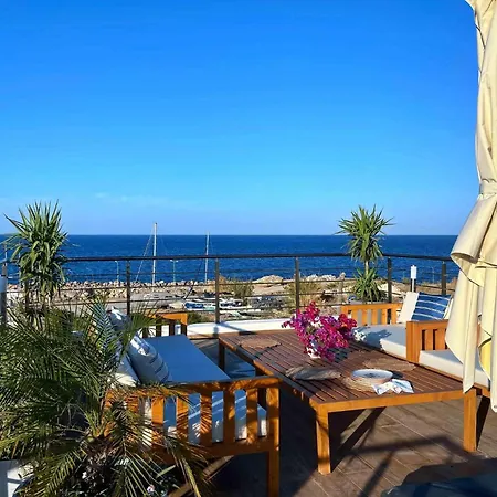 Spacious Two-bedroom With Sea View B3 شقة