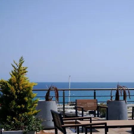 Апартаменты Spacious Two-bedroom With Sea View B3