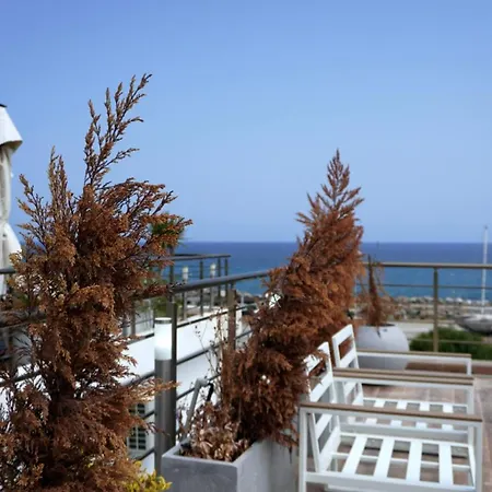 Апартаменты Spacious Two-bedroom With Sea View B3 *