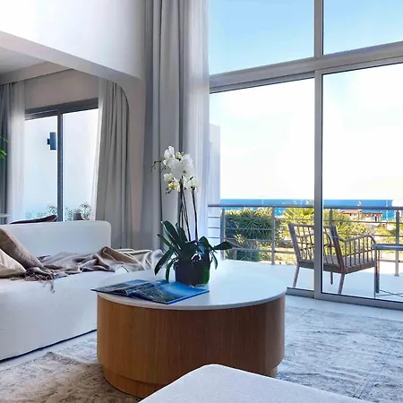 Spacious Two-bedroom With Sea View B3 凯里尼亚